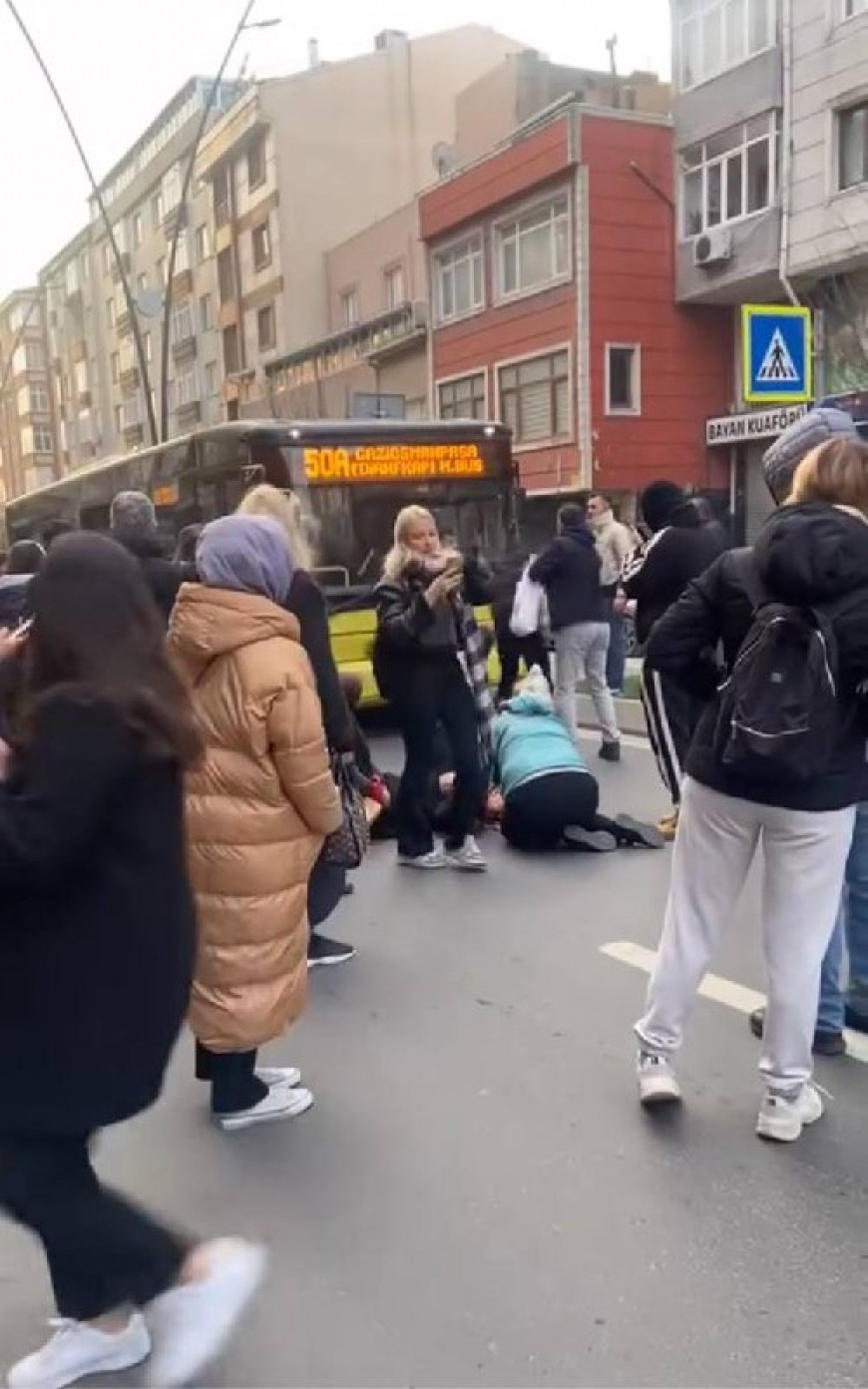 İstanbul - Gaziosmanpaşa'da İETT otobüsünün çarptığı kadın hayatını kaybetti: Kaza kamerada / Ek görüntü ve bilgilerle yeniden