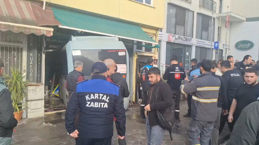 İstanbul - Kartal'da minibüs dükkana girdi, yaralılar var -1 