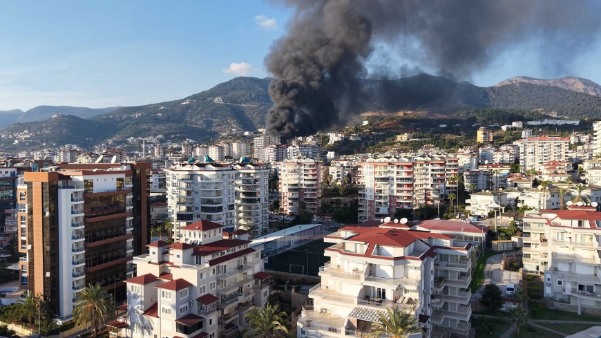 Antalya'da 12 katlı otel inşaatında yangın çıktı; mahsur kalan 4 işçi kurtarıldı / Ek fotoğraflar