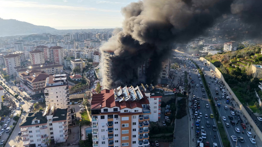 12 katlı binada çıkan yangında zemin ile ilk 2 katta büyük zarar oluştu