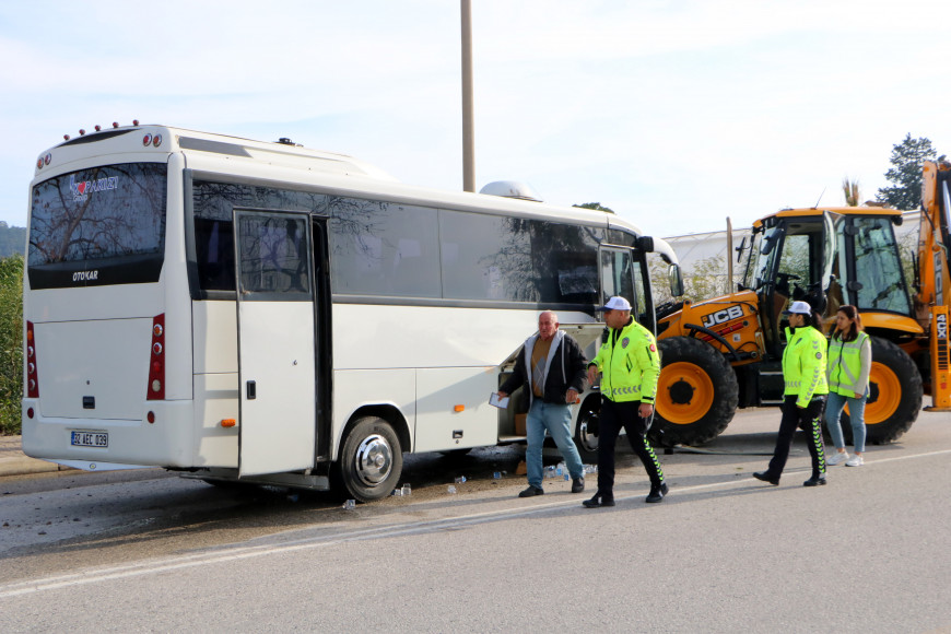 Midibüs ile iş makinesi çarpıştı; 15'i çocuk, 23 yaralı