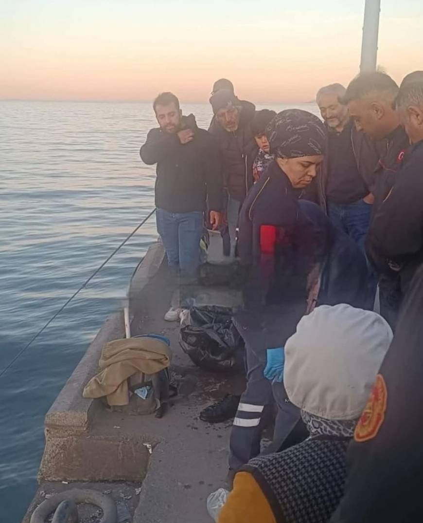 Balık tutarken denize düşen amatör balıkçıyı, arkadaşları kurtardı