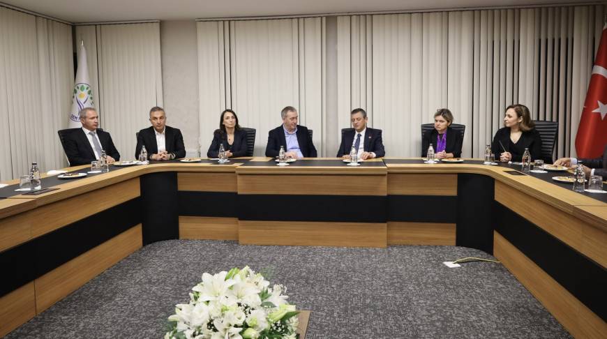  Özgür Özel'den DEM Parti’li Bakırhan'a taziye ziyareti