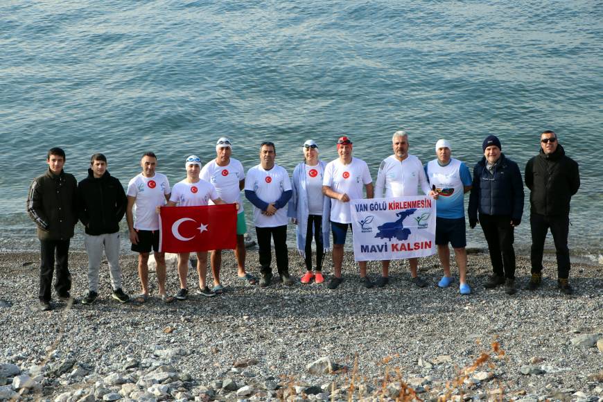 Van Gölü'ne dikkat çekmek için buz gibi suda kulaç attılar