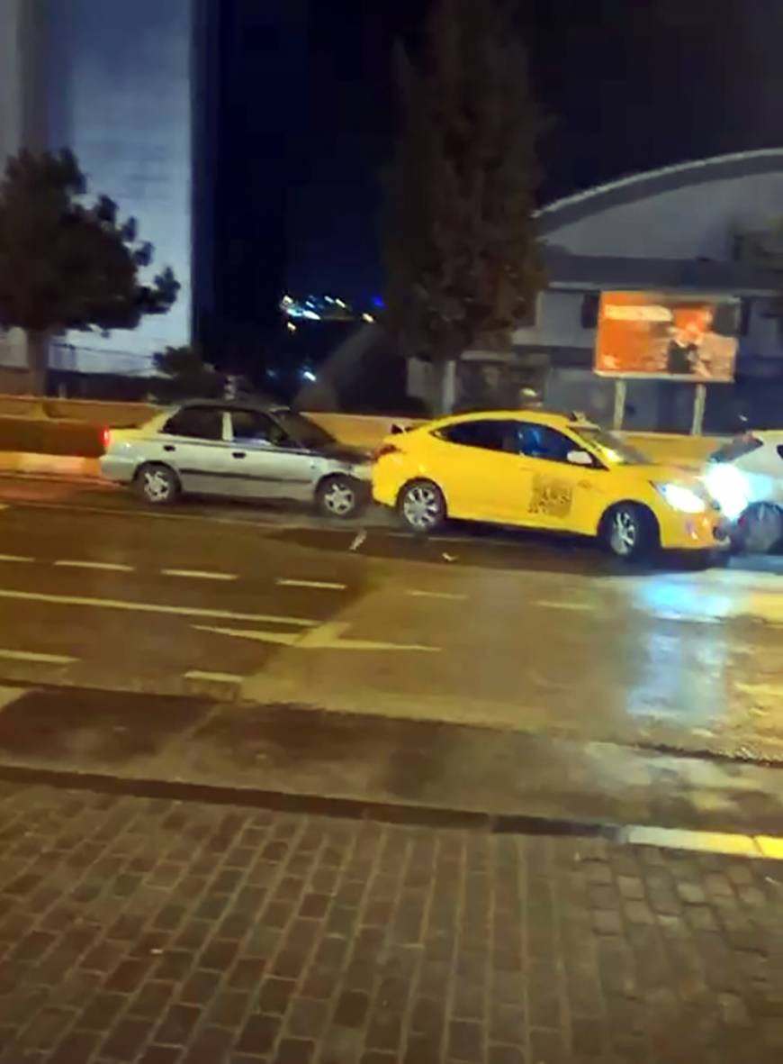 4 aracın karıştığı zincirleme kaza kamerada: 2 yaralı