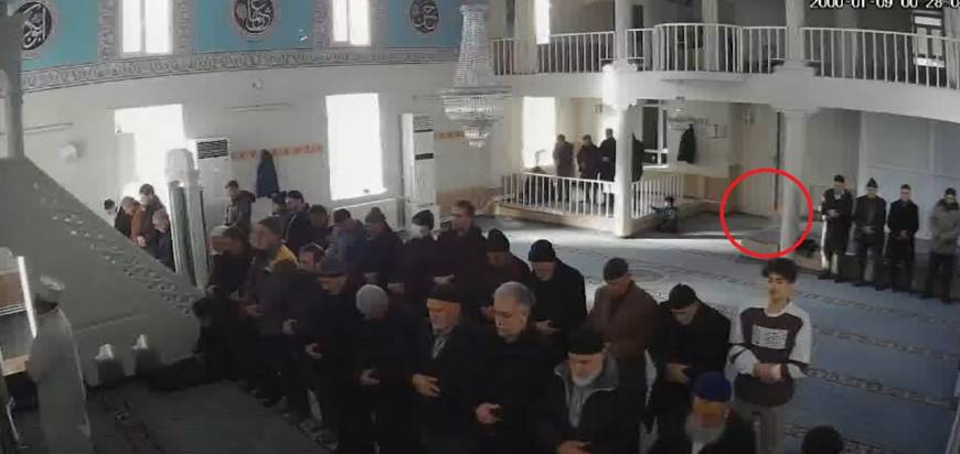 Cemaat namaz kılarken, camiye torpil attı