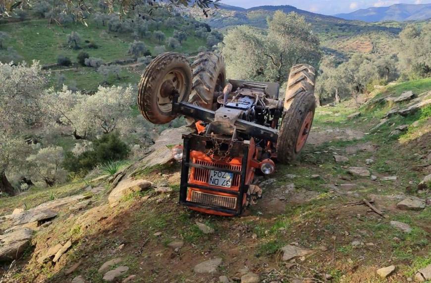 Devrilen traktörün altında kalan çiftçi hayatını kaybetti 