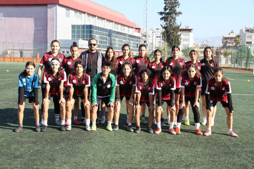 İskenderun Gençlik Merkezi Kadın Futbol Takımı, 3'üncü Lig'e yükseldi 