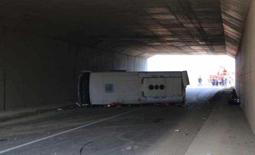 Denizli'de işçileri taşıyan midibüs devrildi; 4 ölü, 19 yaralı (2)