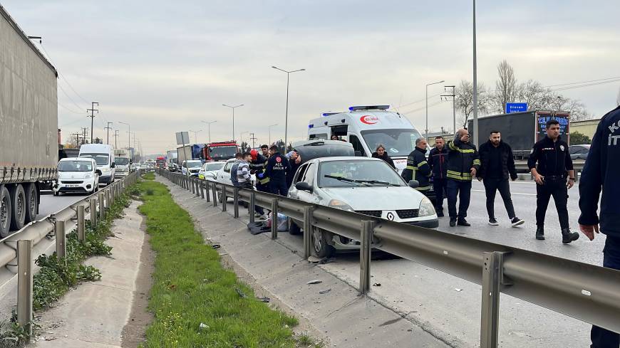 Kocaeli'de 2 otomobil çarpıştı; 3 yaralı