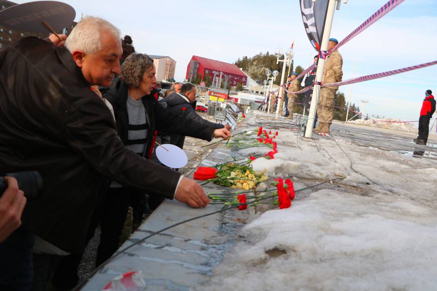 78 kişinin yaşamını yitirdiği otelin önüne karanfil bıraktılar