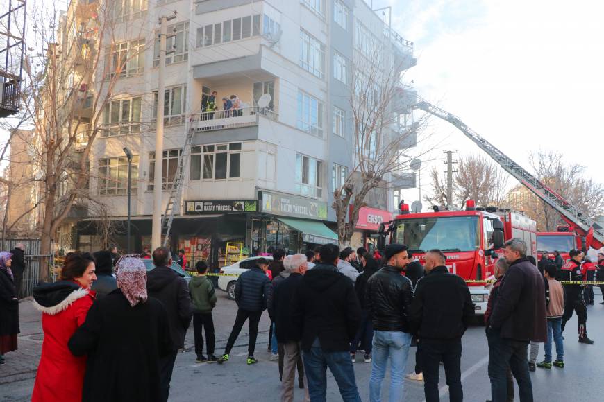 Kayseri'de 4 katlı binada yangın; 11 kişi dumandan etkilendi