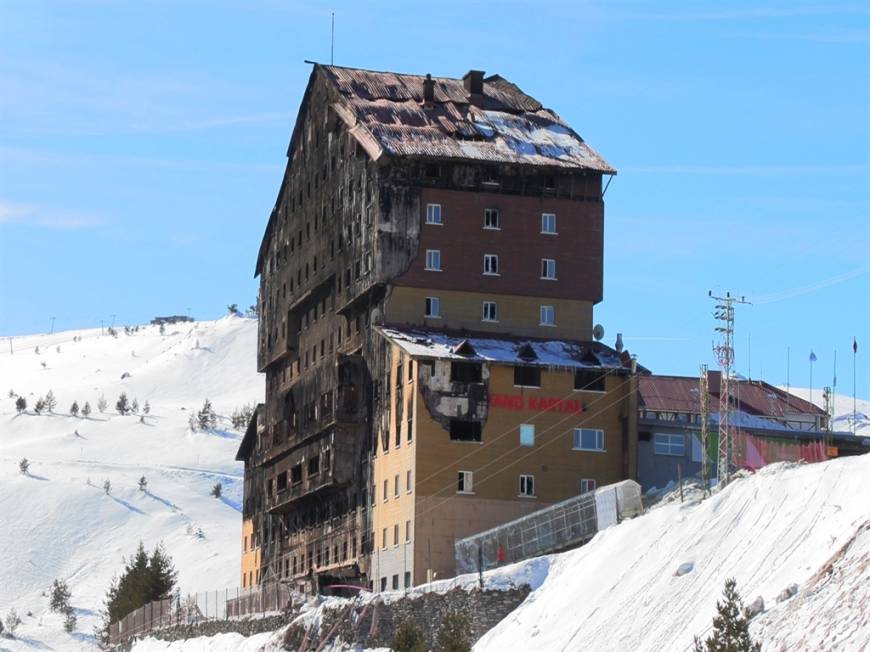 Bolu Belediye Başkanı Tanju Özcan, otel yangınıyla ilgili savcılığa suç duyurusunda bulundu