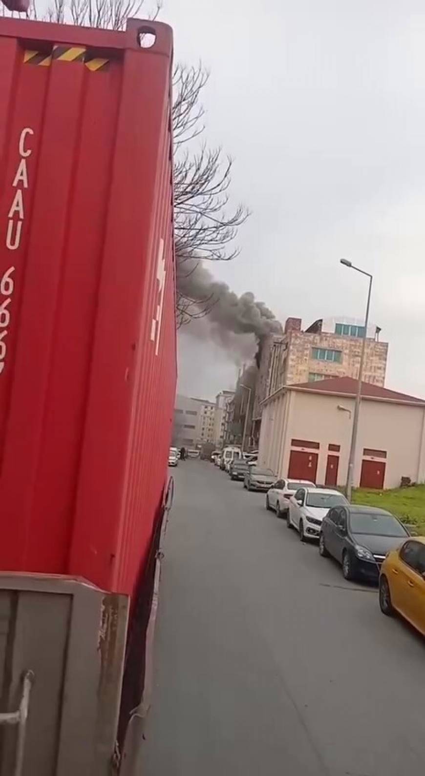 İstanbul - Beylikdüzü’nde iş merkezinde çıkan yangın itfaiye tarafından söndürüldü