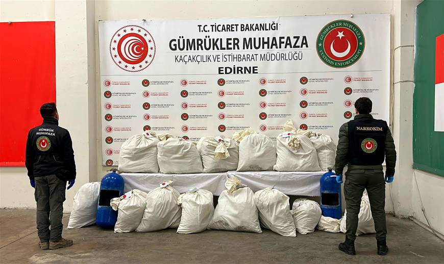 Kapıkule'de 3 otomobil ve 1 TIR'da 217 kilo uyuşturucu ele geçirildi 