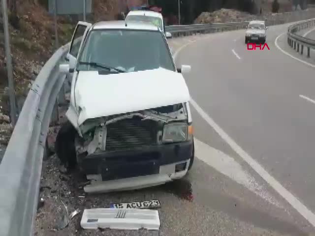 ISPARTA - Otomobil bariyere çarptı, anne ile 3 çocuğu kazayı yara almadan atlattı