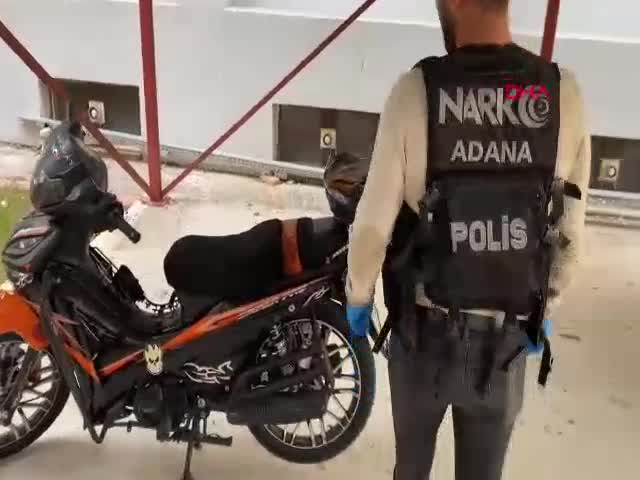 ADANA- Motosikletindeki pidenin arasından 972 uyuşturucu hap çıktı