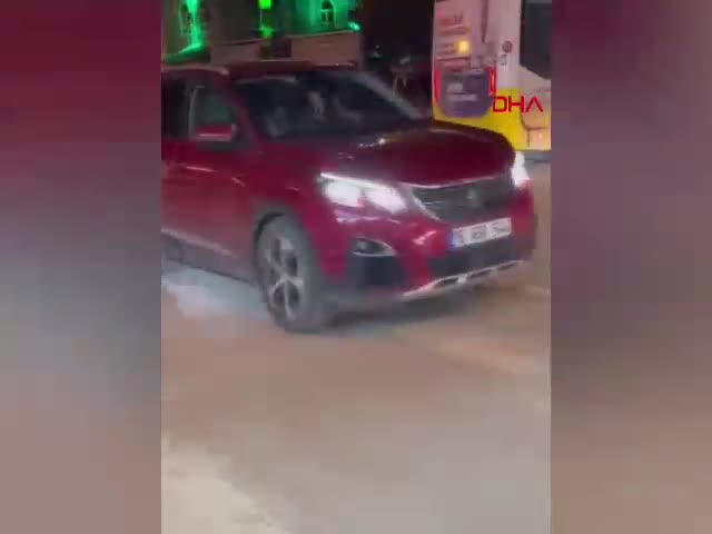 BURSA - Ehliyetsiz sürücü, kaçtığı çalıntı motosikletle otomobile çarpınca yakalandı; 1 yaralı