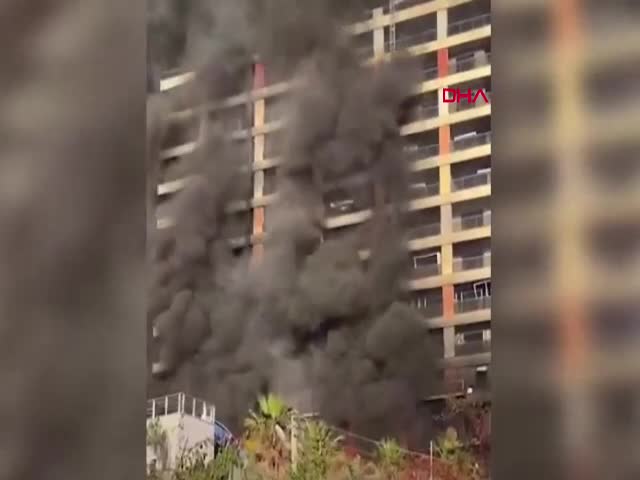 ANTALYA'da 9 katlı otel inşaatında yangın çıktı, mahsur kalan işçilerin kurtarılma anı