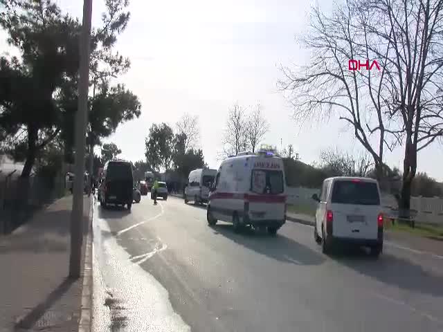 ANTALYA - Midibüs ile iş makinesi çarpıştı; 15'i çocuk, 23 yaralı