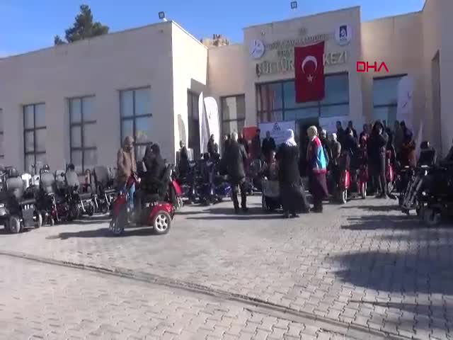 MARDİN - Derik'te, engellilere akülü ve tekerlekli sandalye dağıtıldı