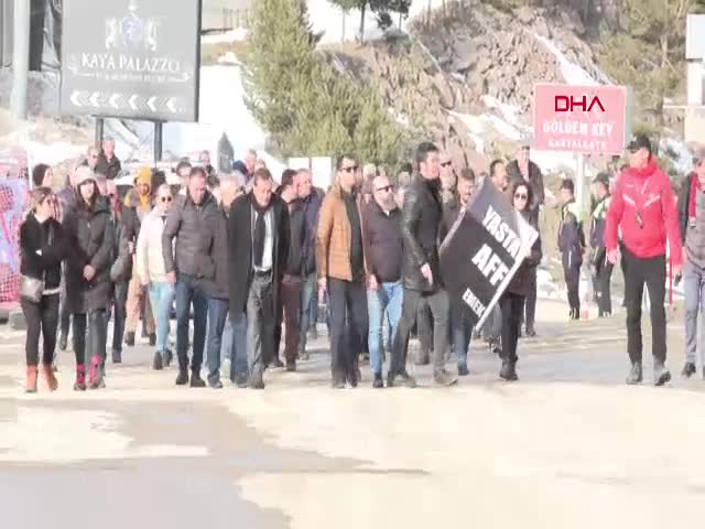 BOLU - 78 kişinin yaşamını yitirdiği otelin önüne karanfil bıraktılar