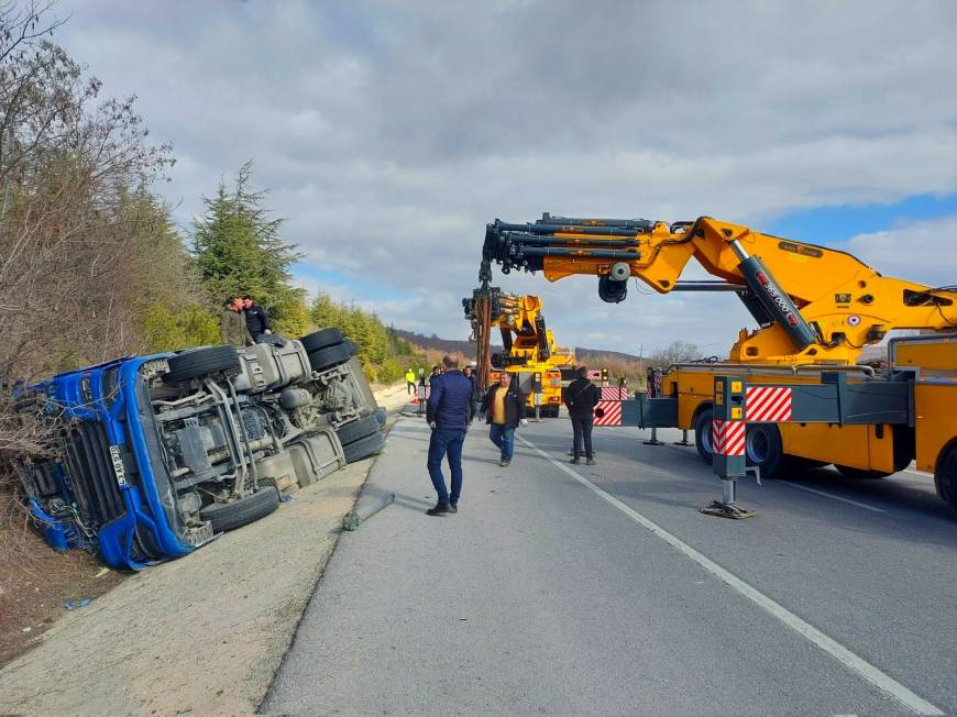 Devrilen tankerin sürücüsü hayatını kaybetti