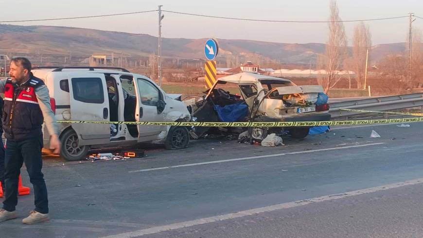 Kırıkkale'de hafif ticari araç ile otomobil çarpıştı: 2 ölü, 2 yaralı