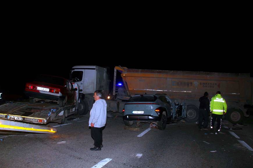 Yola kontrolsüz çıkan kamyona, çekici ve otomobil çarptı: 1 ölü, 4 yaralı