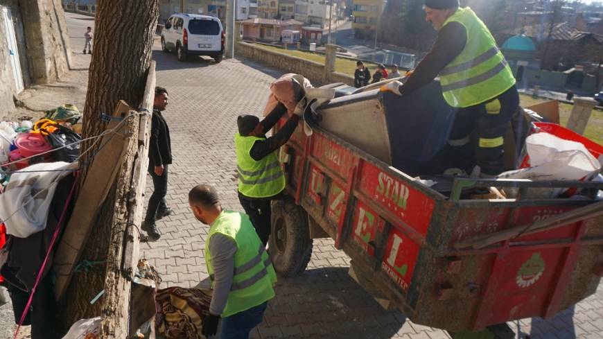 Kötü koku gelen evden 1 traktör atık malzeme çıktı; yardım eli uzandı