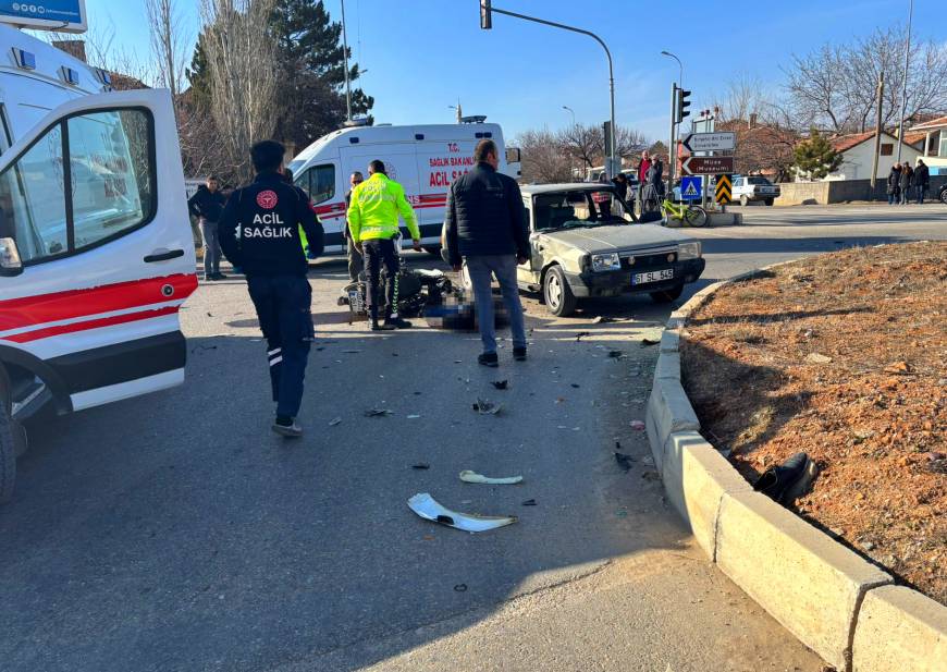 Kırşehir'de motosiklet ile otomobil çarpıştı: 1 ölü, 1 yaralı