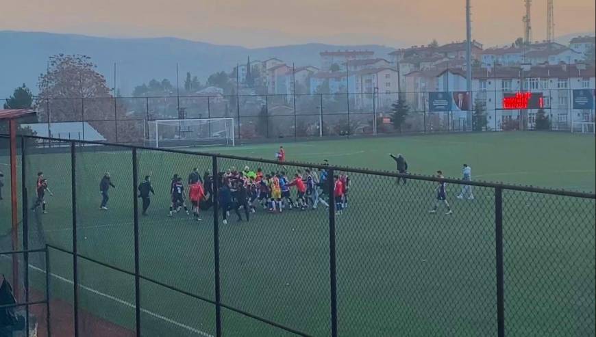 Amatör lig maçında oyuncular ve taraftarlar birbirine girdi