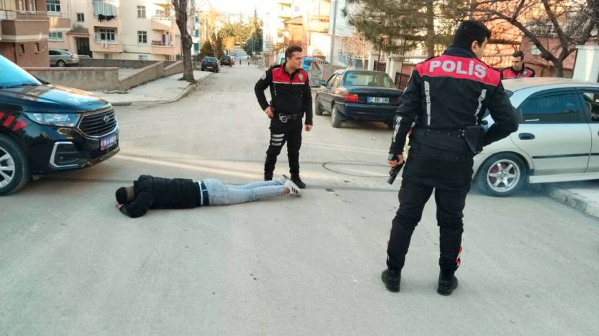 Ehliyetsiz sürücü polisin 'dur' ihtarına uymadı kaza yaptı