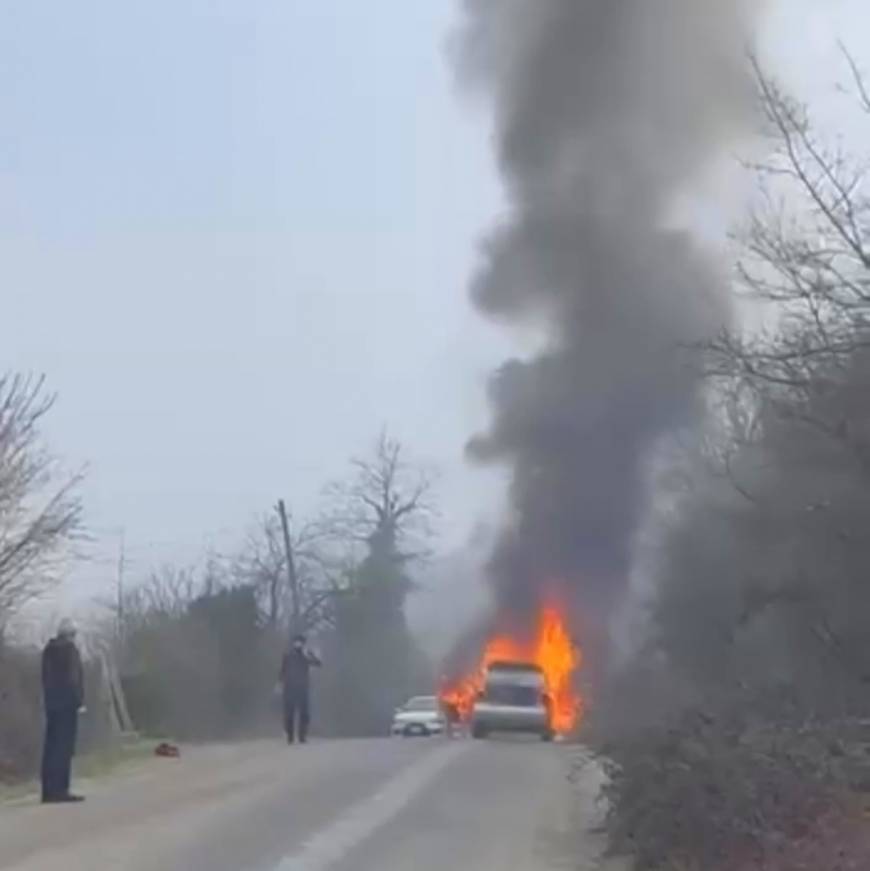 Hareket halindeyken alev alan otomobil, kullanılamaz hale geldi