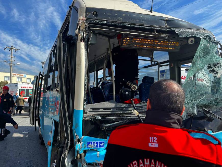 Rampa çıkarken geri kayan kum yüklü kamyon, otobüse çarptı: 11 yaralı