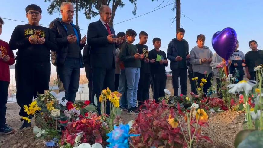 Kartalkaya'daki otel yangınında ölen Doğan ailesi, okulların açıldığı ilk gün mezarları başında anıldı