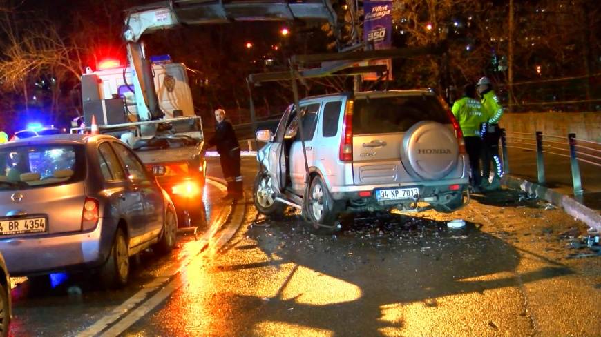 İstanbul- Sarıyer'de otomobil ile cip kafa kafaya çarpıştı: 2 yaralı