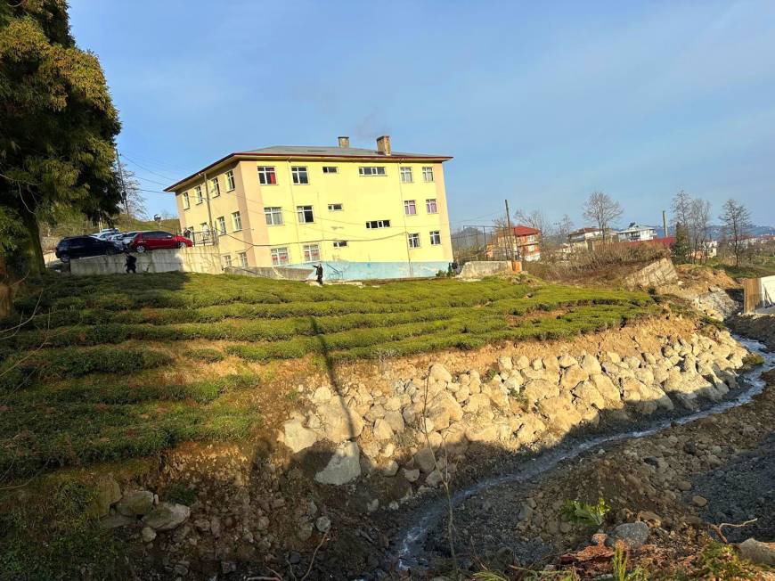 Rize'de bahçede ve beton zemininde çökmeler oluşan okulda eğitime ara