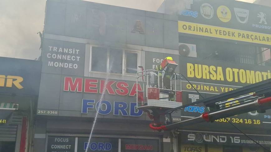 Bursa'da oto aksesuar dükkanında çıkan yangın, bitişikteki iş yerine sıçradı (2)