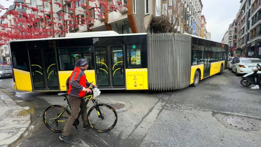 İstanbul- Avcılar'da kapatılan yol nedeniyle İETT otobüsü uzun süre sokakta kaldı