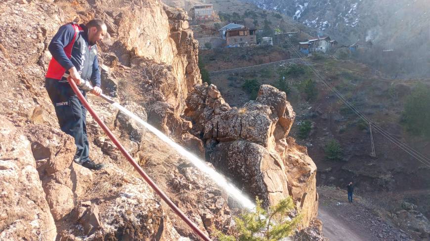 Riskli kayalara itfaiyeden 'yapay heyelan'lı müdahale / Ek fotoğraflar