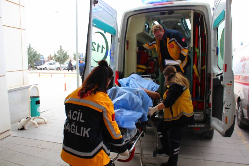 Kardeşi ile yeğenini bıçaklayıp polise teslim oldu 