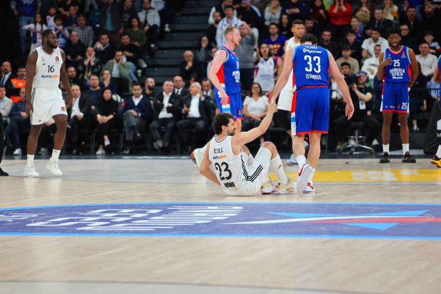 Anadolu Efes, evinde Real Madrid'i 79-73 mağlup etti