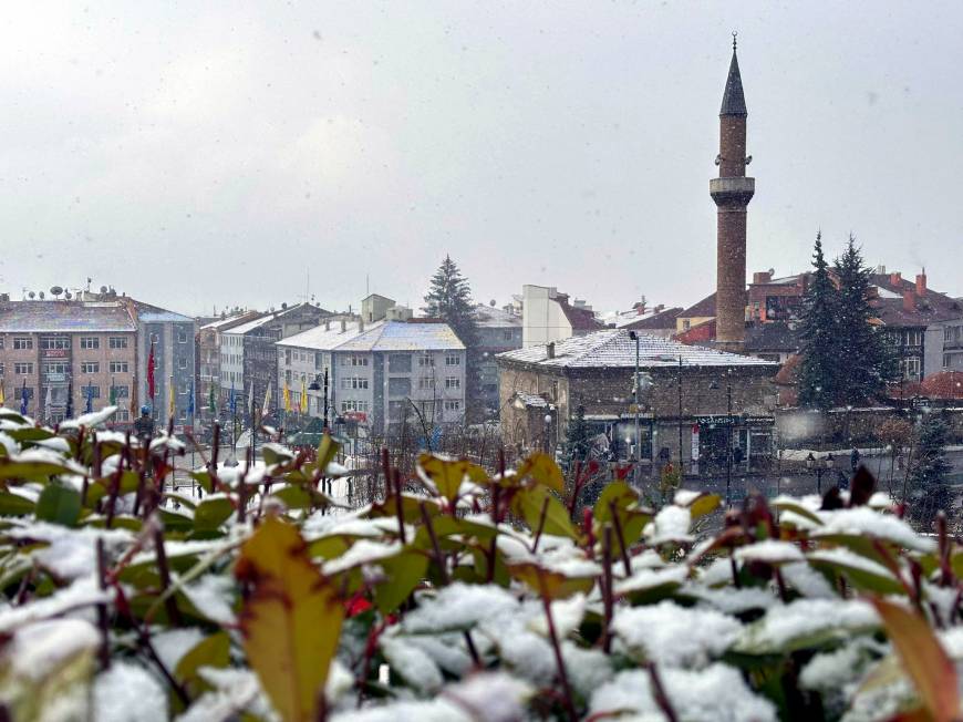 Bolu kent merkezinde hafif kar yağışı