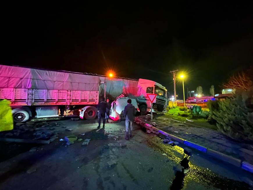 Bursa'da 2 TIR çarpıştı; sürücüler yaralandı