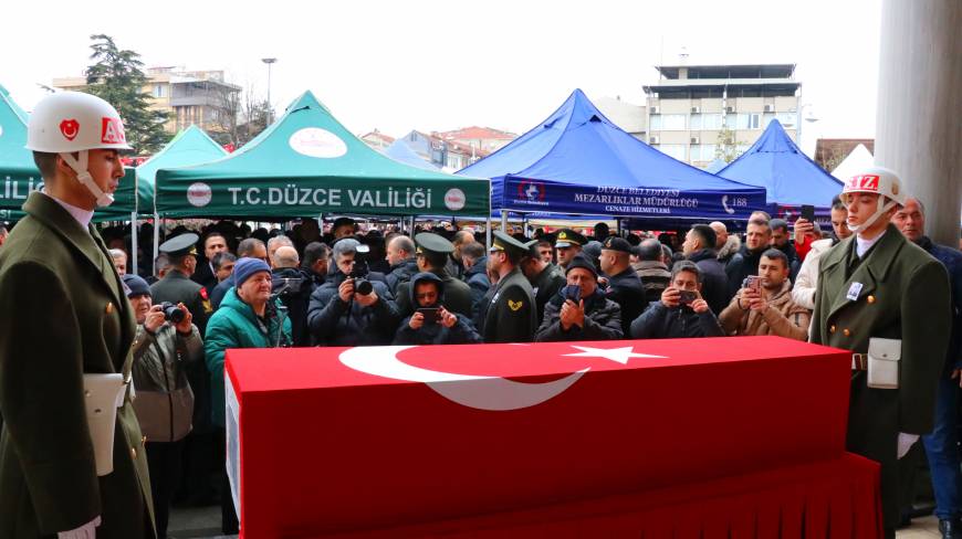 Şehit uzman çavuşun cenazesi memleketi Düzce'de toprağa verildi (2)