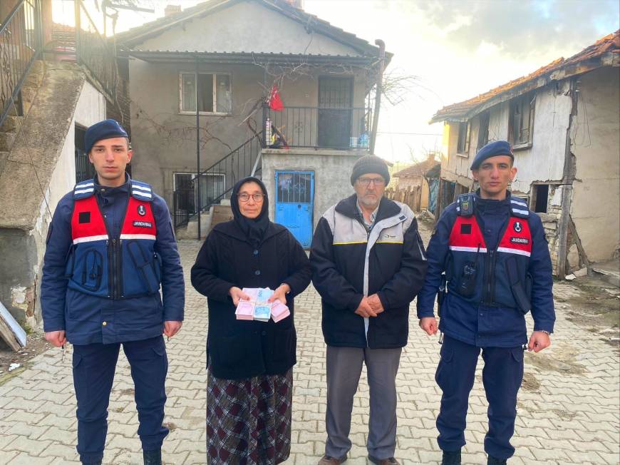 Kendisini telefonda polis olarak tanıtıp evine gittiği kadını 181 bin TL dolandırdı