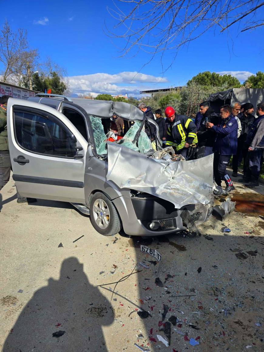 Hafif ticari araç, park halindeki kamyona çarptı; sürücü ile yaya yaralandı