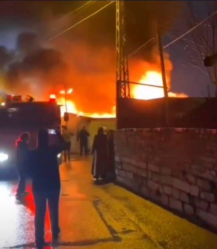 İstanbul - Sultangazi’de boş gecekonduda başlayan yangın, bitişikteki iş yerine sıçradı