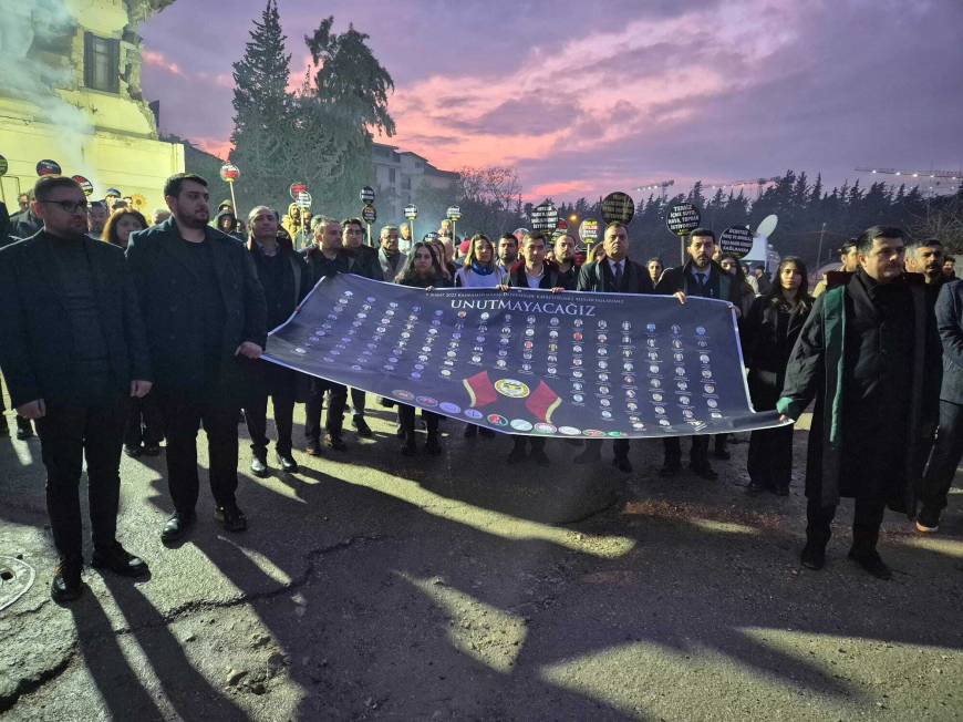 Hatay Barosu, depremde ölen meslektaşlarını 'sessiz' yürüyüşle andı